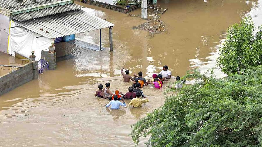 भारतको आन्ध्र प्रदेशमा बाढीको वितण्डा, २९ को मृत्यु, कैयौँ बेपत्ता