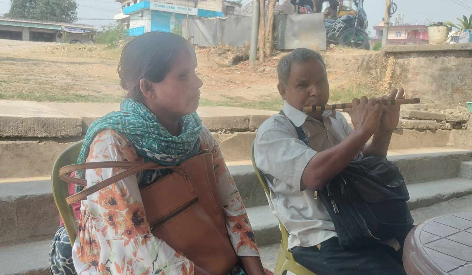 गाउँबस्तीमा डुल्दै गीत सुनाउने न्यून दृष्टियुक्त दम्पती