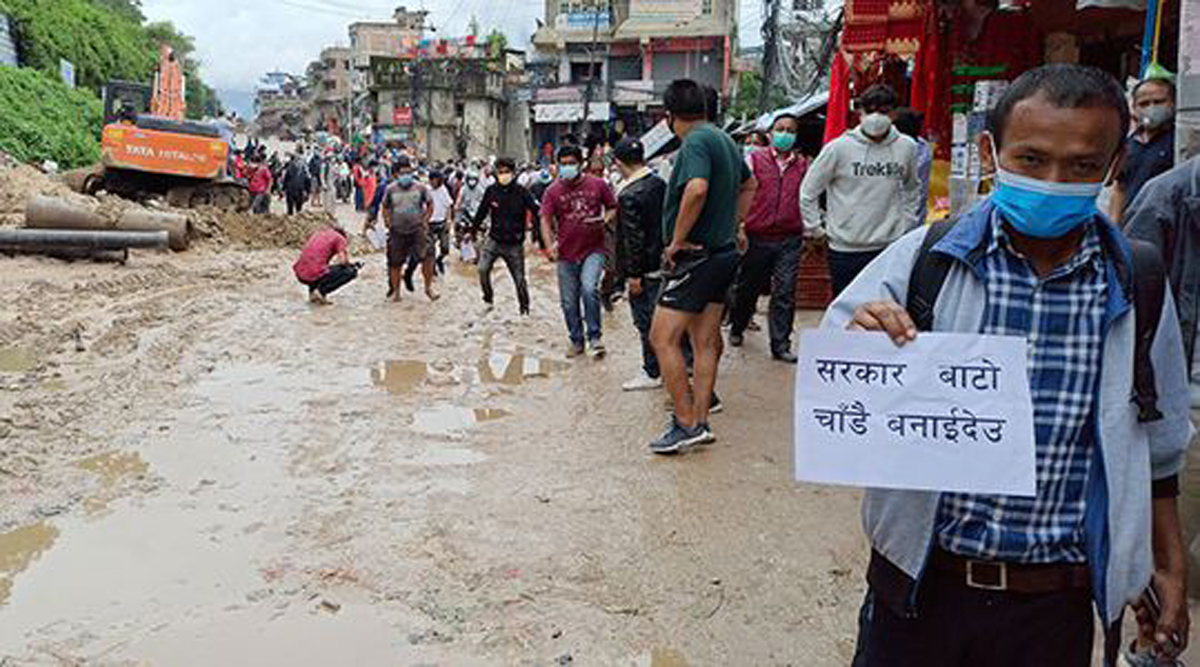 सडक कालोपत्रे गर्न माग गर्दै बालाजु बाइपासमा स्थानीयद्वारा प्रदर्शन