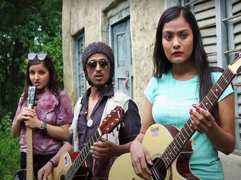 तीज गीतलाई 'हल्का रमाइलो' को व्यङ्ग्य : गायक बन्न स्वर होइन, भड्किलो शब्द चाहिन्छ'