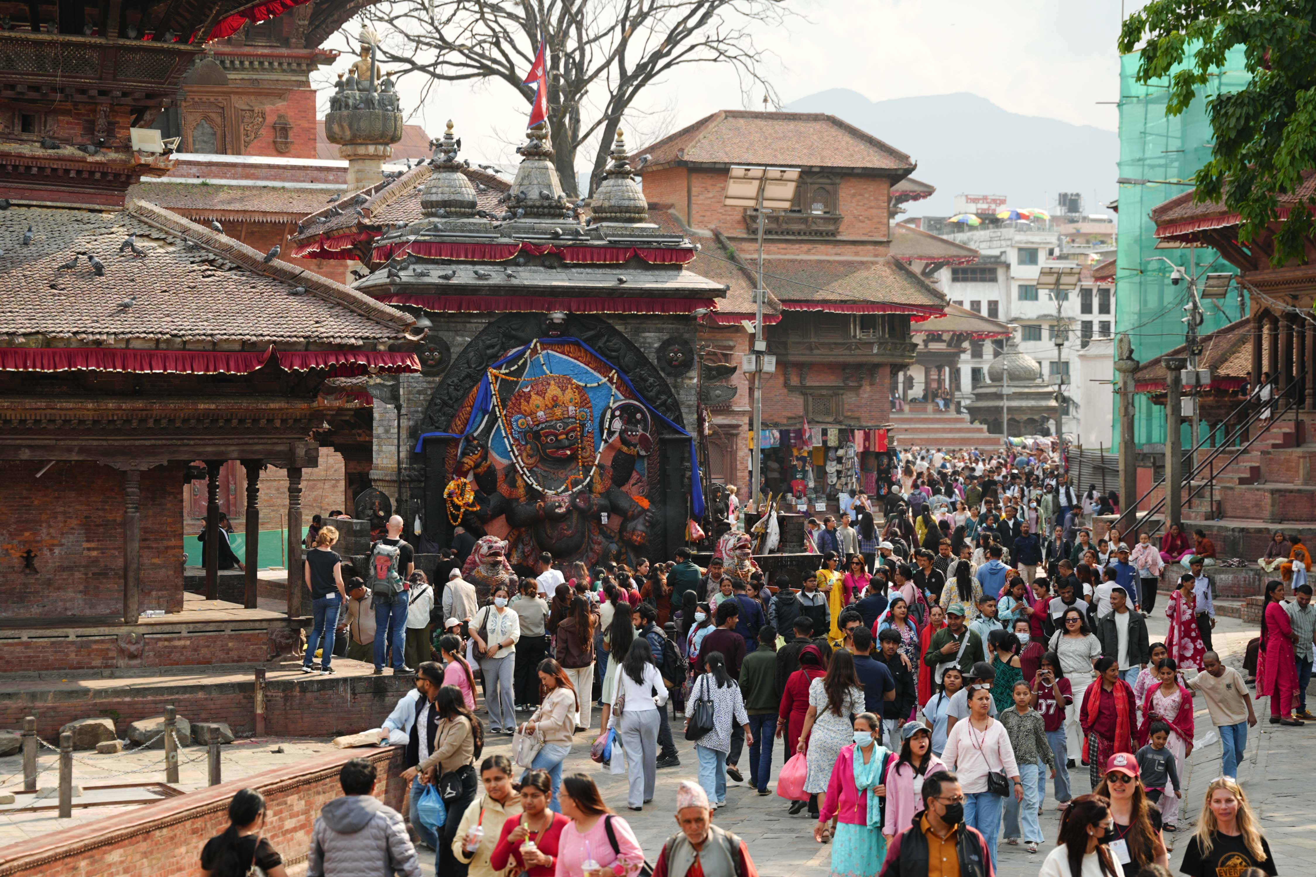 आइतबारको बिदाले गुलजार बन्यो वसन्तपुर [तस्वीरहरू]
