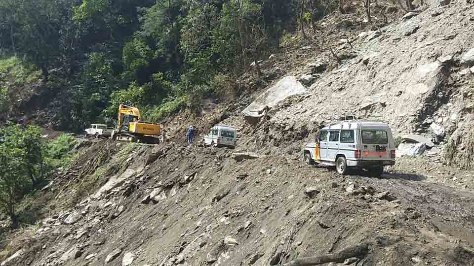 बेँसीशहर-चामे सडक पहिरोले अवरुद्ध