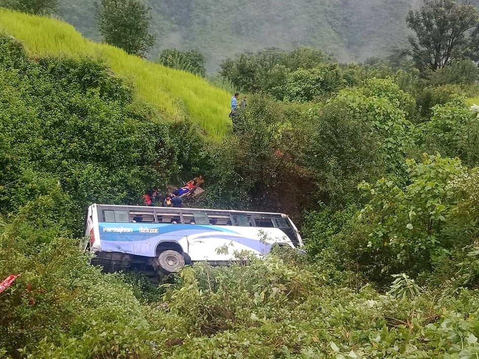 डोटीमा बस दुर्घटना : ३ को मृत्यु, ३२ ...