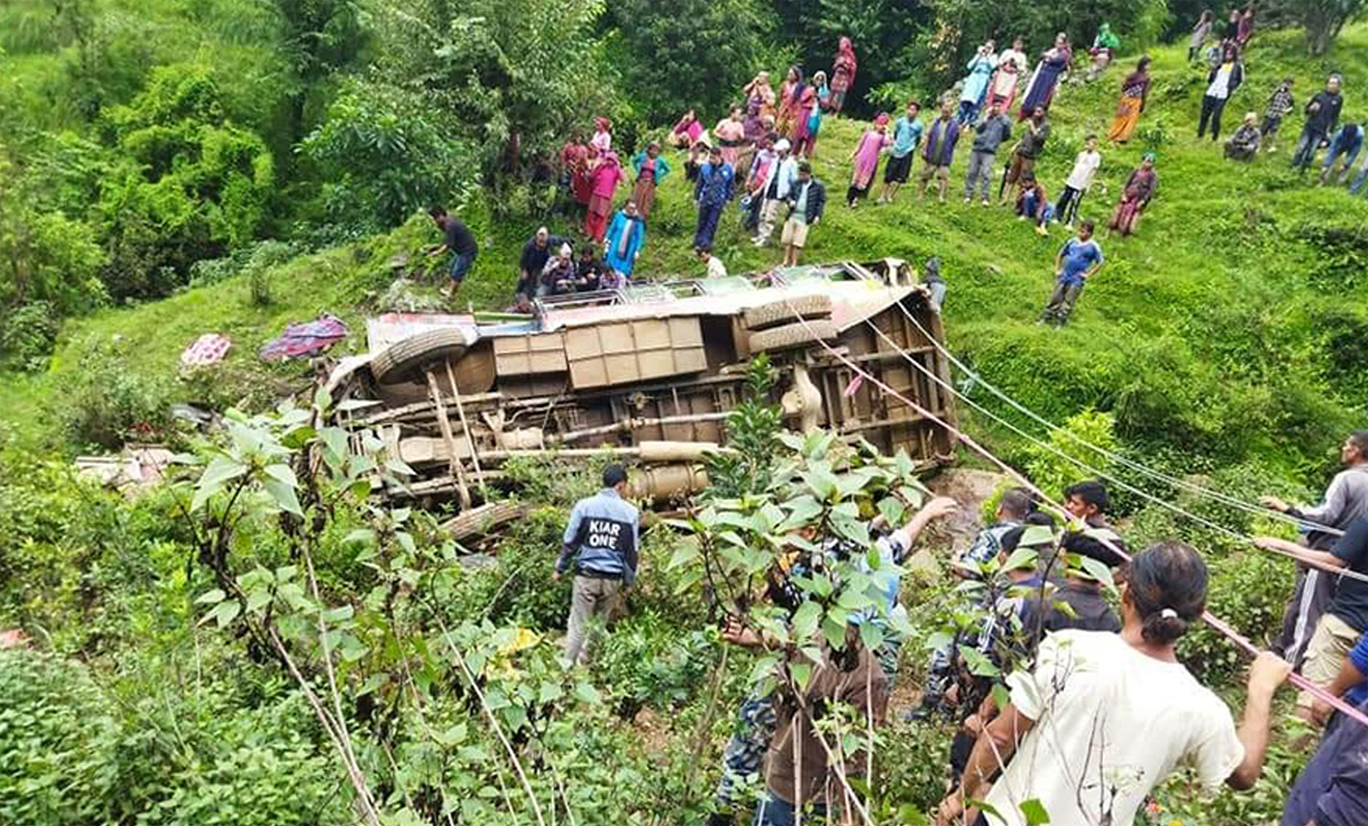 रोल्पाबाट दाङको घोराहीका लागि छुटेको बस दुर्घटना, १५ जना घाइते 