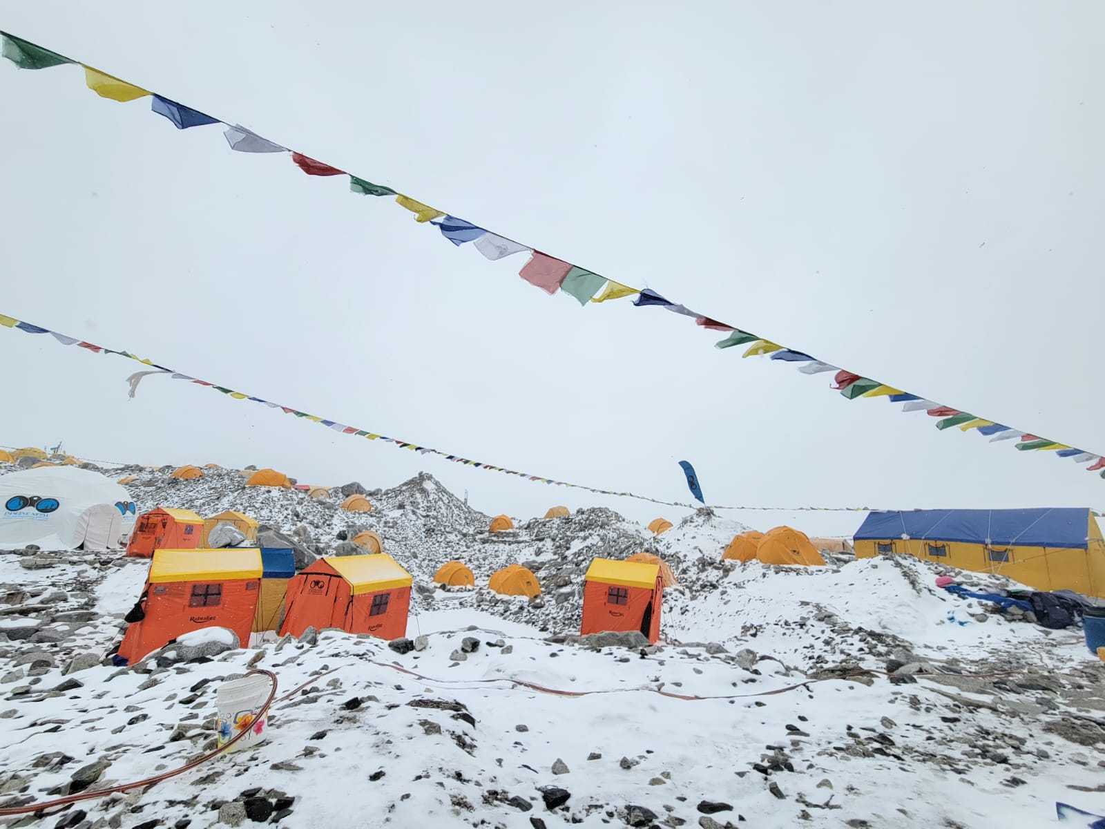 अनुकूल मौसमको प्रतीक्षामा सयौँ सगरमाथा आरोही