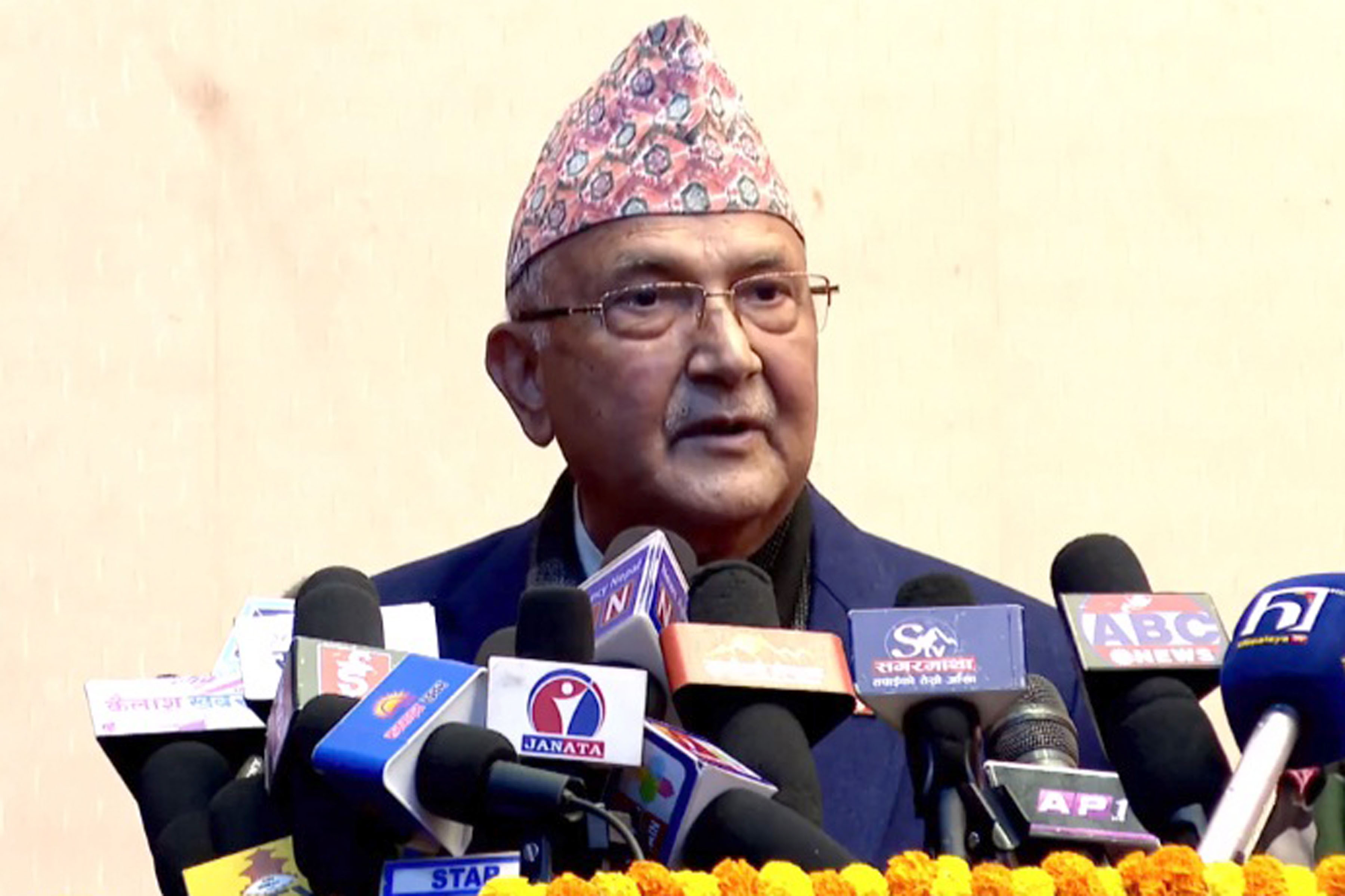 ओलीले झूठमाथि झूठ बाेले, पार्टीका पत्रकारसामु स्वतन्त्र पत्रकारकाे हुर्मत लिए