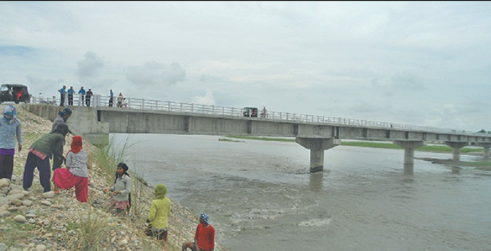 बर्खा लागेपछि उर्लिँदाे भेल र भासिँदाे पुलतिर हेरेर डराउँछन् गाउँले