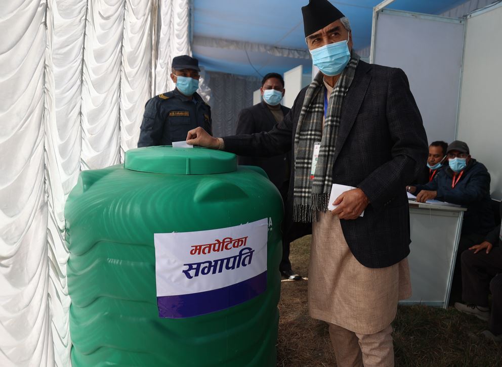 सभापति देउवाले गरे मतदान, कोइराला र निधि मतदानस्थलमै