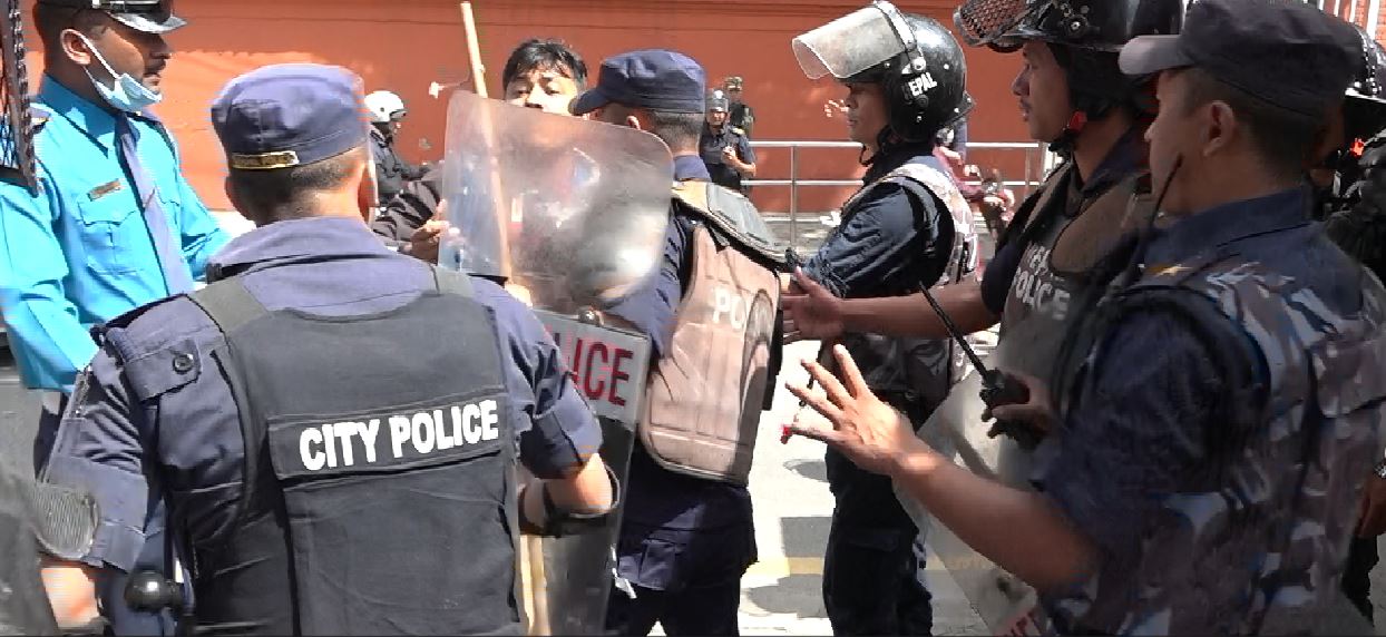 नेपाल प्रेसका फोटो पत्रकारमाथि प्रहरीद्वारा हातपात 