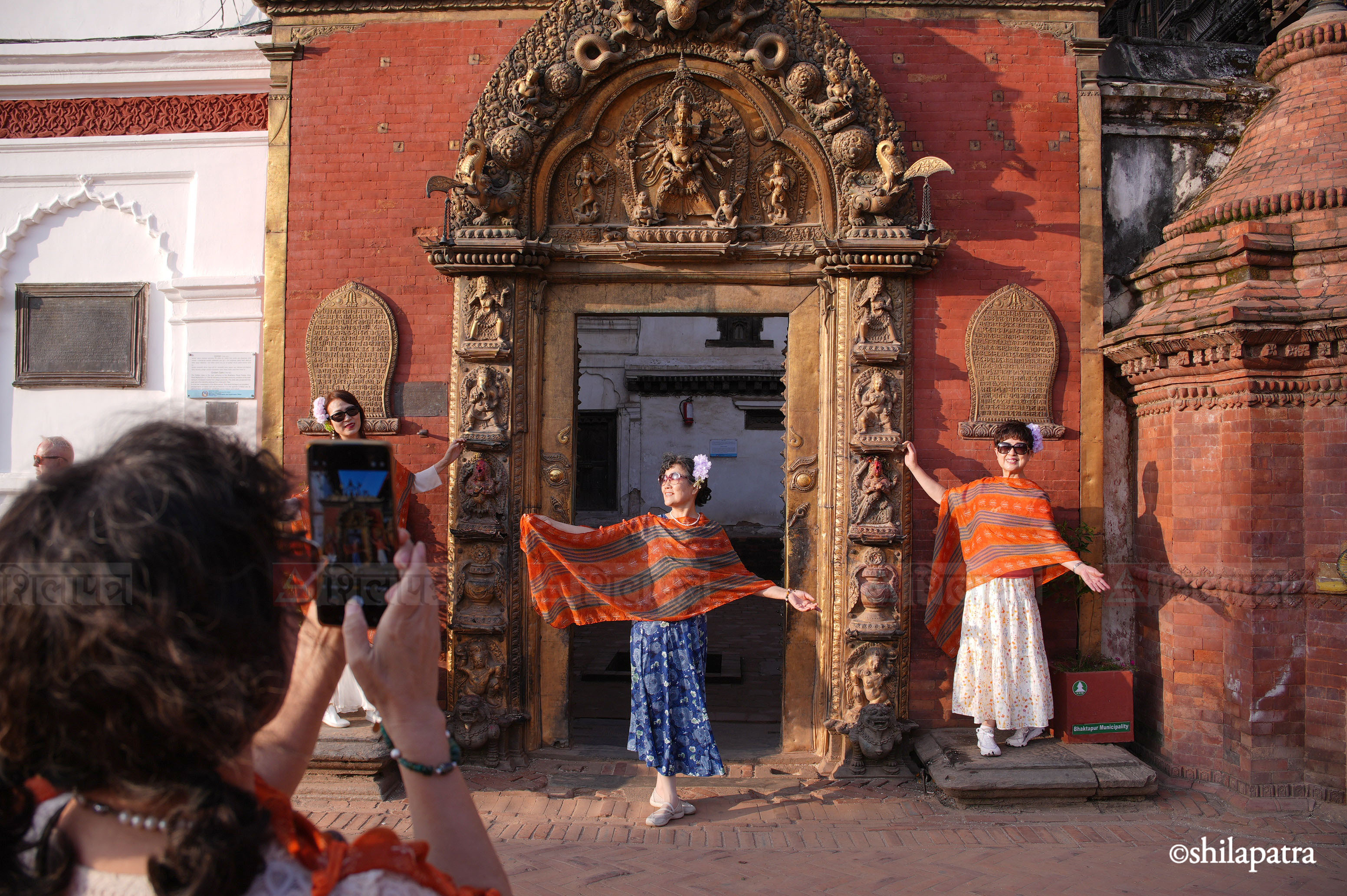 Chinese-Tourist_Bhaktapur-Durbar_DSC03917-1792128197.jpg