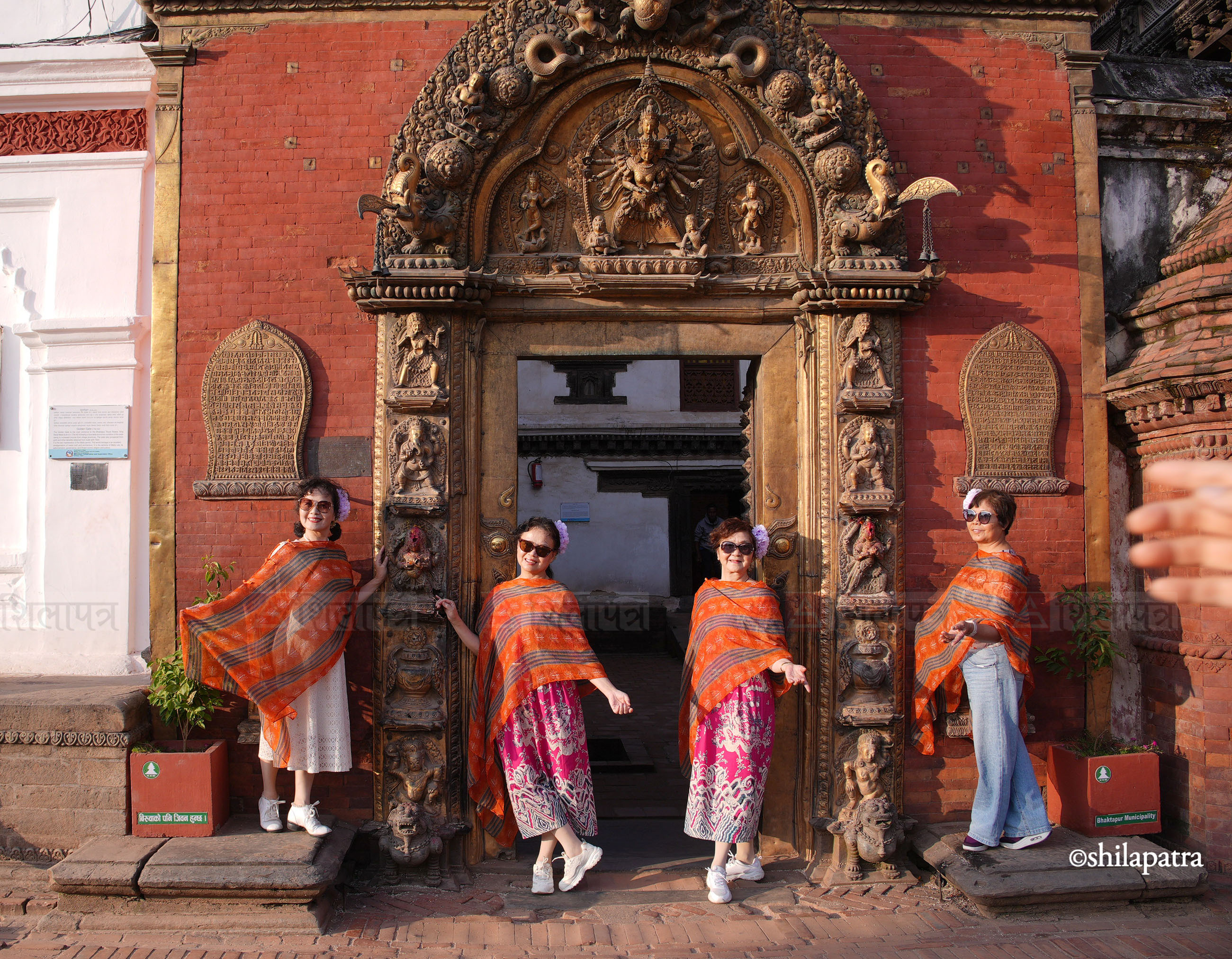 Chinese-Tourist_Bhaktapur-Durbar_DSC03923-1792128198.jpg