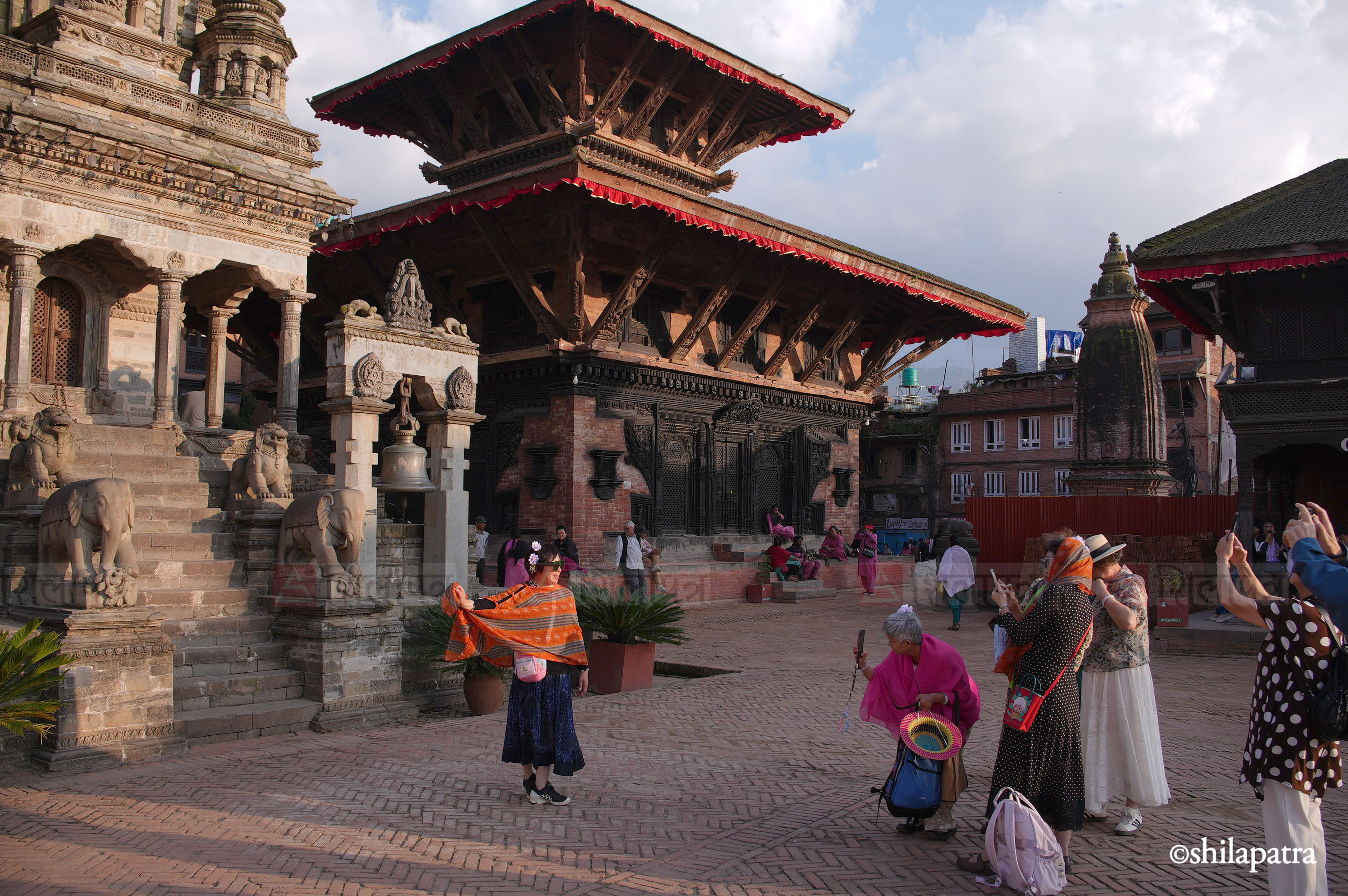 Chinese-Tourist_Bhaktapur-Durbar_DSC03931-1792128200.jpg