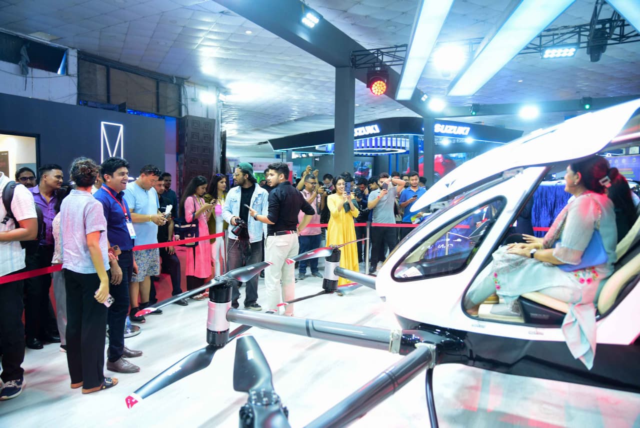 Crowd-at-Flying-car_NPL-(14)-1755597725.jpeg