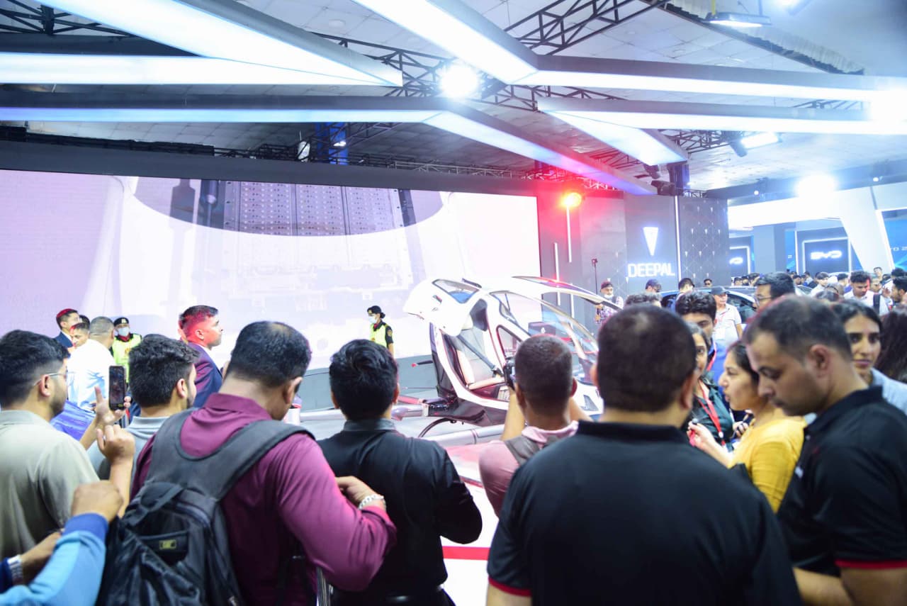 Crowd-at-Flying-car_NPL-(15)-1755597725.jpeg
