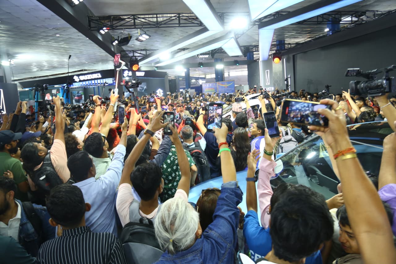 Crowd-at-Flying-car_NPL-(6)-1755597723.jpeg