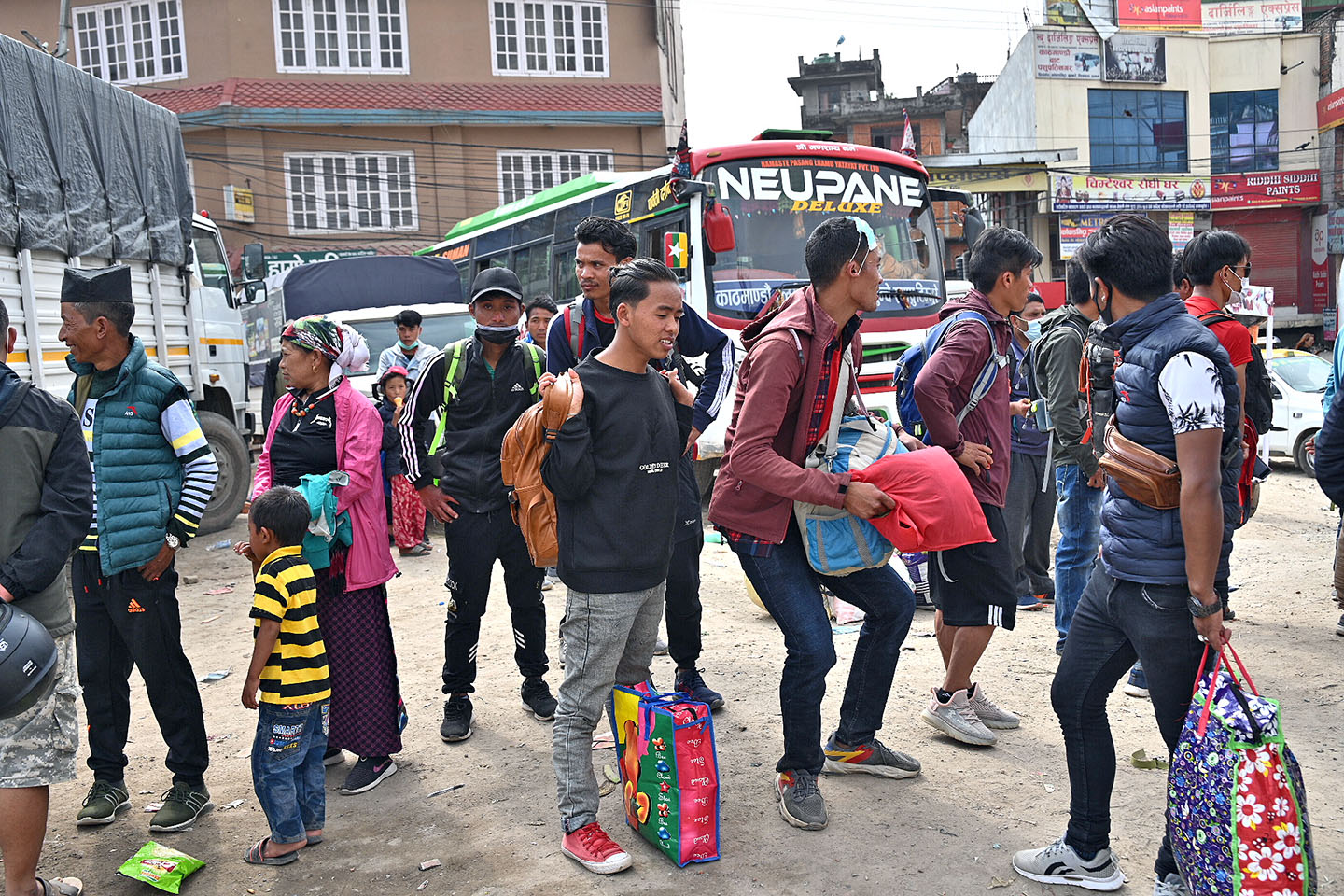 काठमाडौंबाट भोट हाल्न गाउँ फर्किँदै मतदाता, जनप्रतिनिधिले विकास गर्ने आशा