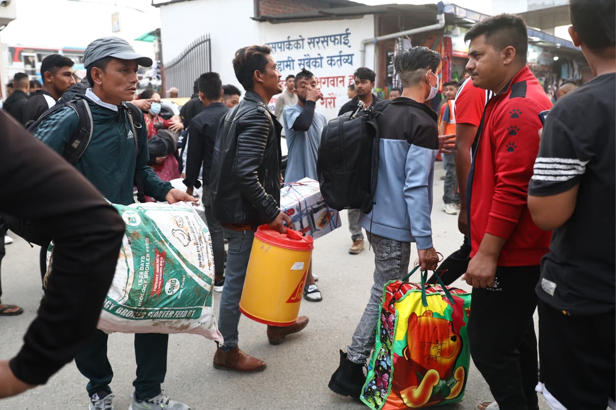 Dashain-ma-ghar-jane_Nepal-Photo-Library-(17)-1758509999.jpeg