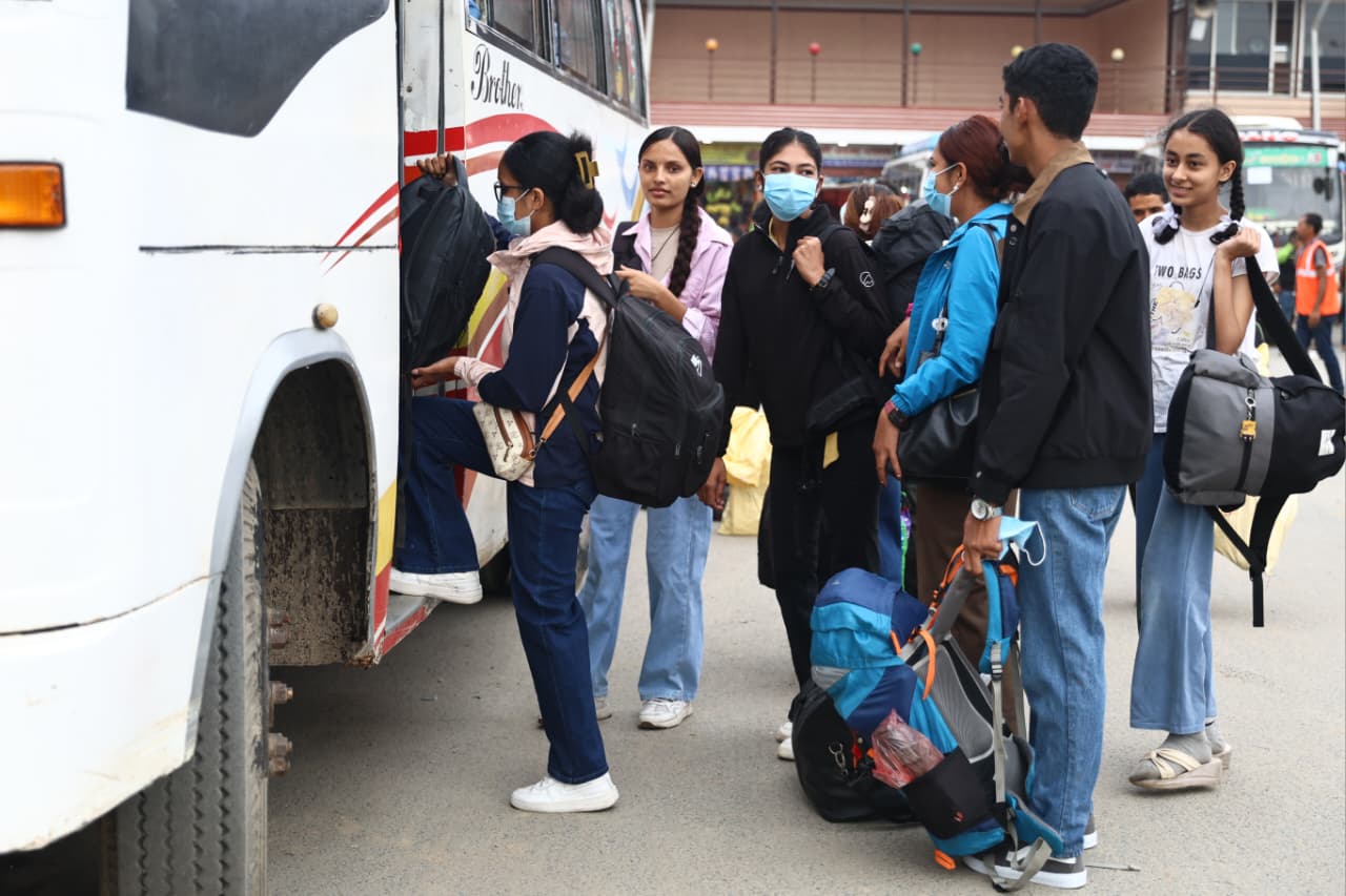 Dashain-ma-ghar-jane_Nepal-Photo-Library-(2)-1758510001.jpeg