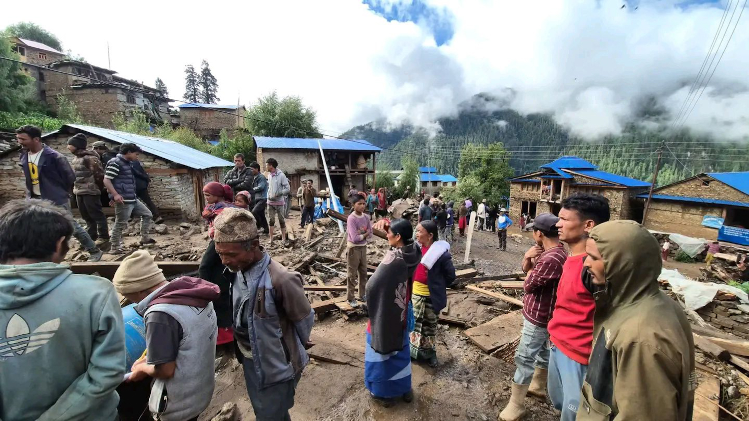 डोल्पाको जगदुल्लामा हिलोसहितको बाढी : एक महिलाको मृत्यु, ६ जना घाइते (तस्वीरहरू)