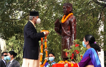 भानुको प्रतिमामा माल्यार्पण गर्दै प्रधानमन्त्रीले भने- आदिकविबारे नयाँ पुस्तालाई जानकारी दिनुपर्छ