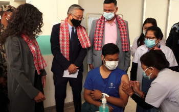 अमेरिकी सहायक विदेशमन्त्री लुद्वारा ‘फाइजर–बायोएनटेक’ खोप केन्द्रको अवलोकन