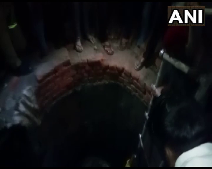 उत्तर प्रदेशकाे कुशीनगरमा कुवामा खसेर कम्तीमा १३ जनाकाे मृत्यु