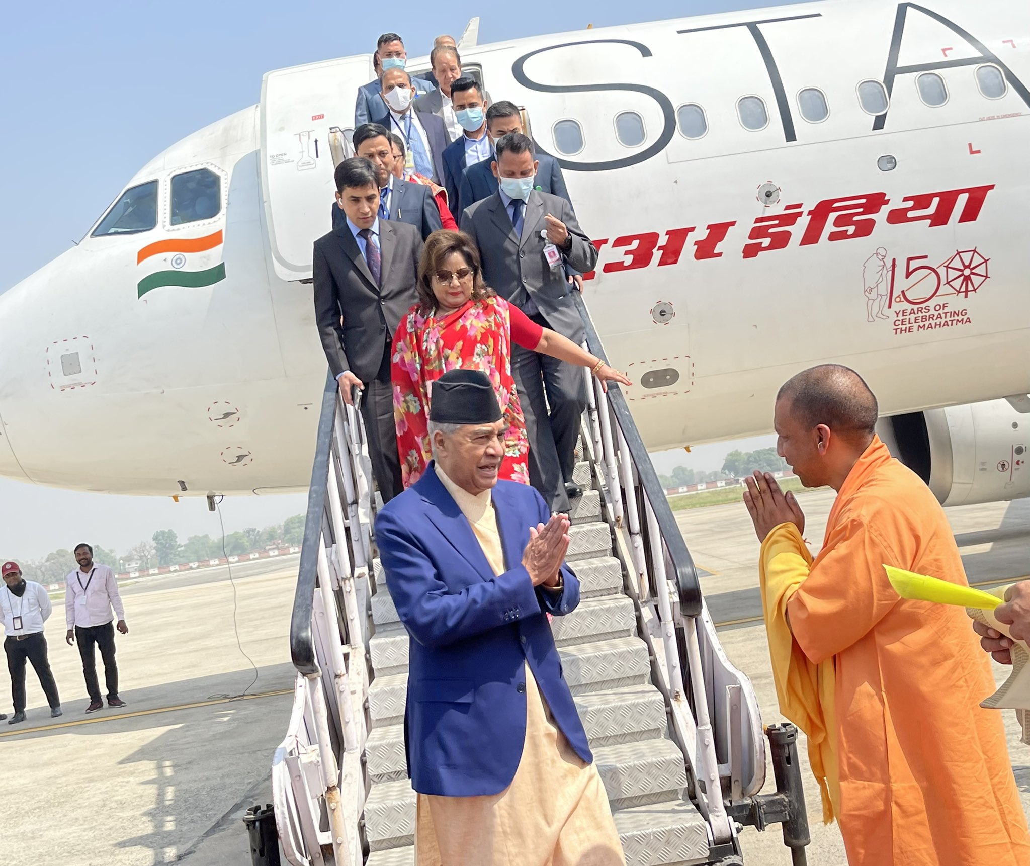बनारस पुगे प्रधानमन्त्री देउवा, आदित्यनाथले गरे स्वागत