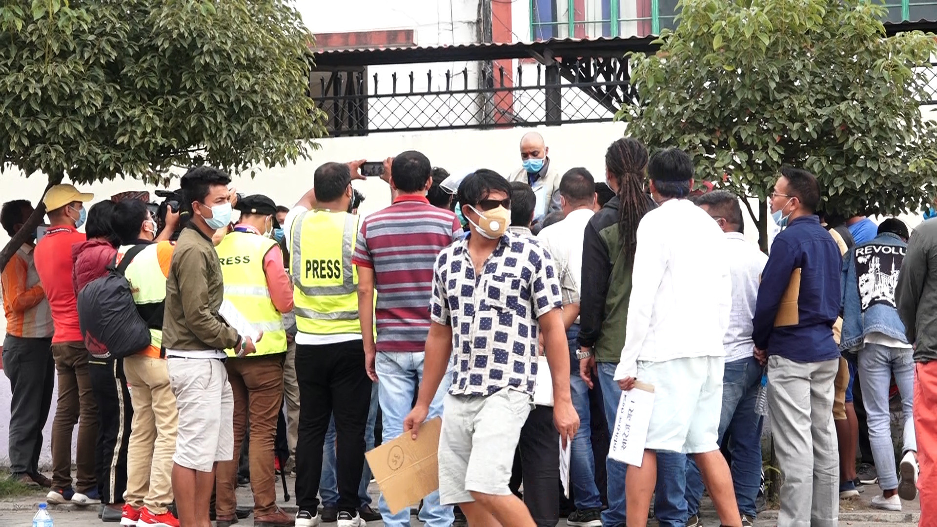 विदेशबाट आउनेलाई जिल्लासम्म पुर्‍याउन नदिएको भन्दै यातायात व्यवसायीको धर्ना
