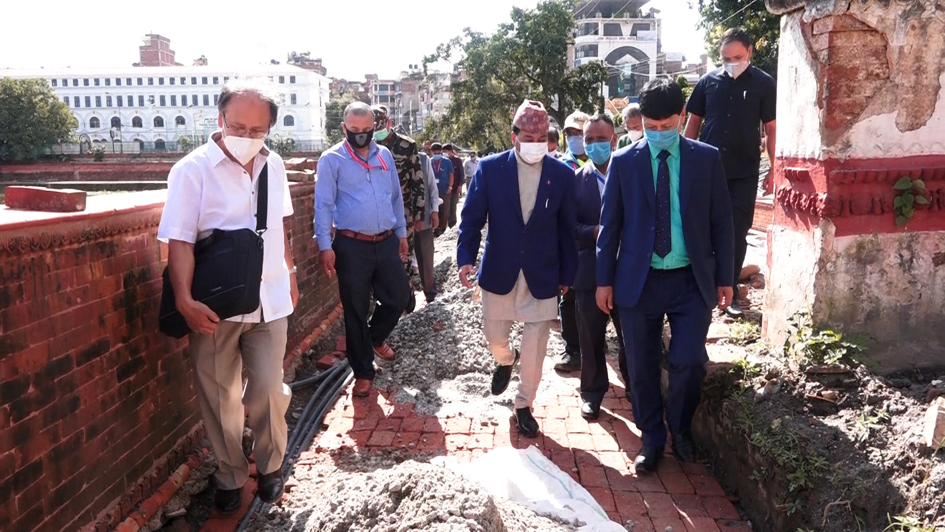 मन्त्री मानन्धर र मेयर शाक्यले गरे रानीपोखरी पुनर्निर्माणको निरीक्षण