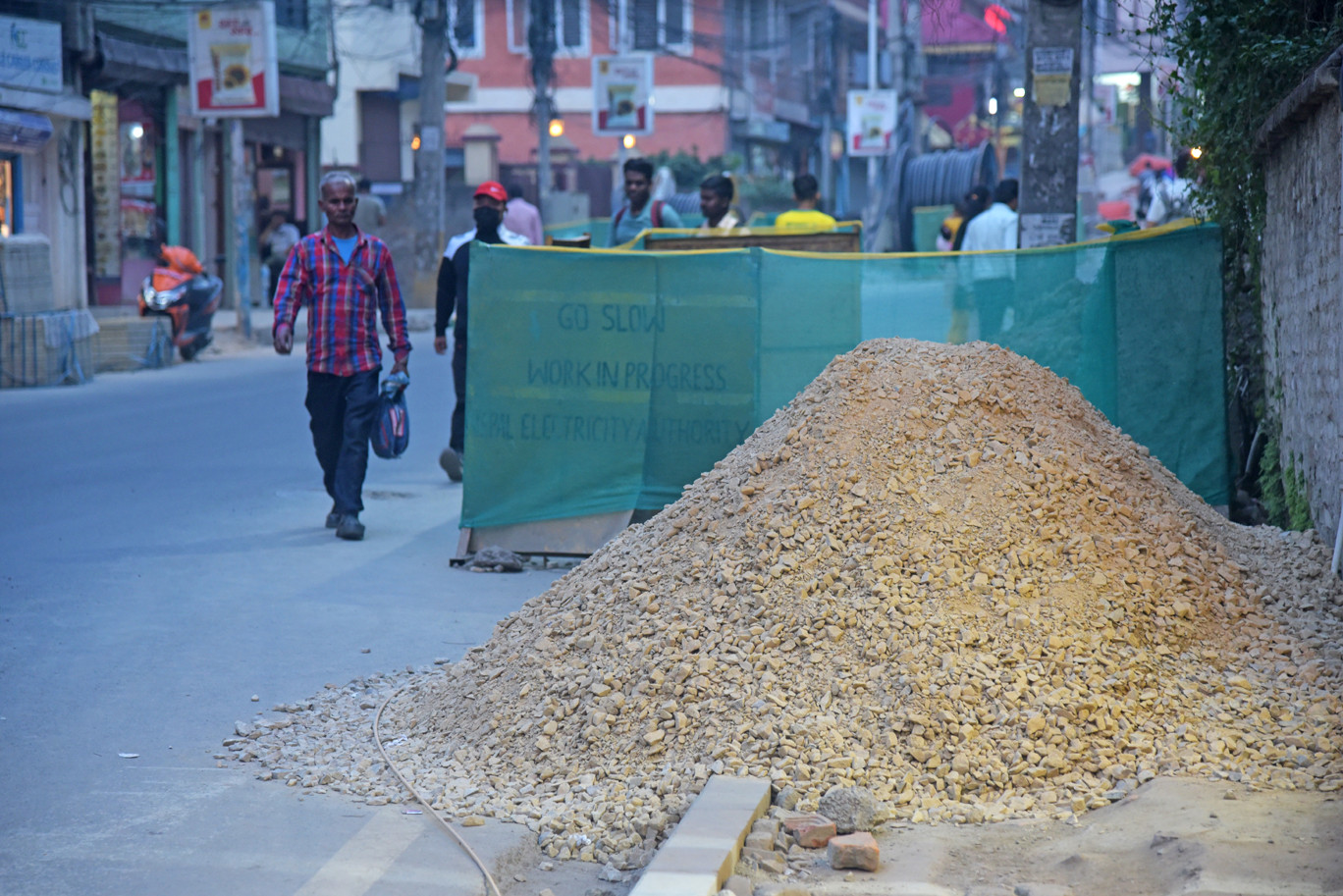 मासिँदै काठमाडौंका सडकपेटी, मेटिँदै पैदलमार्ग (फोटो फिचर)