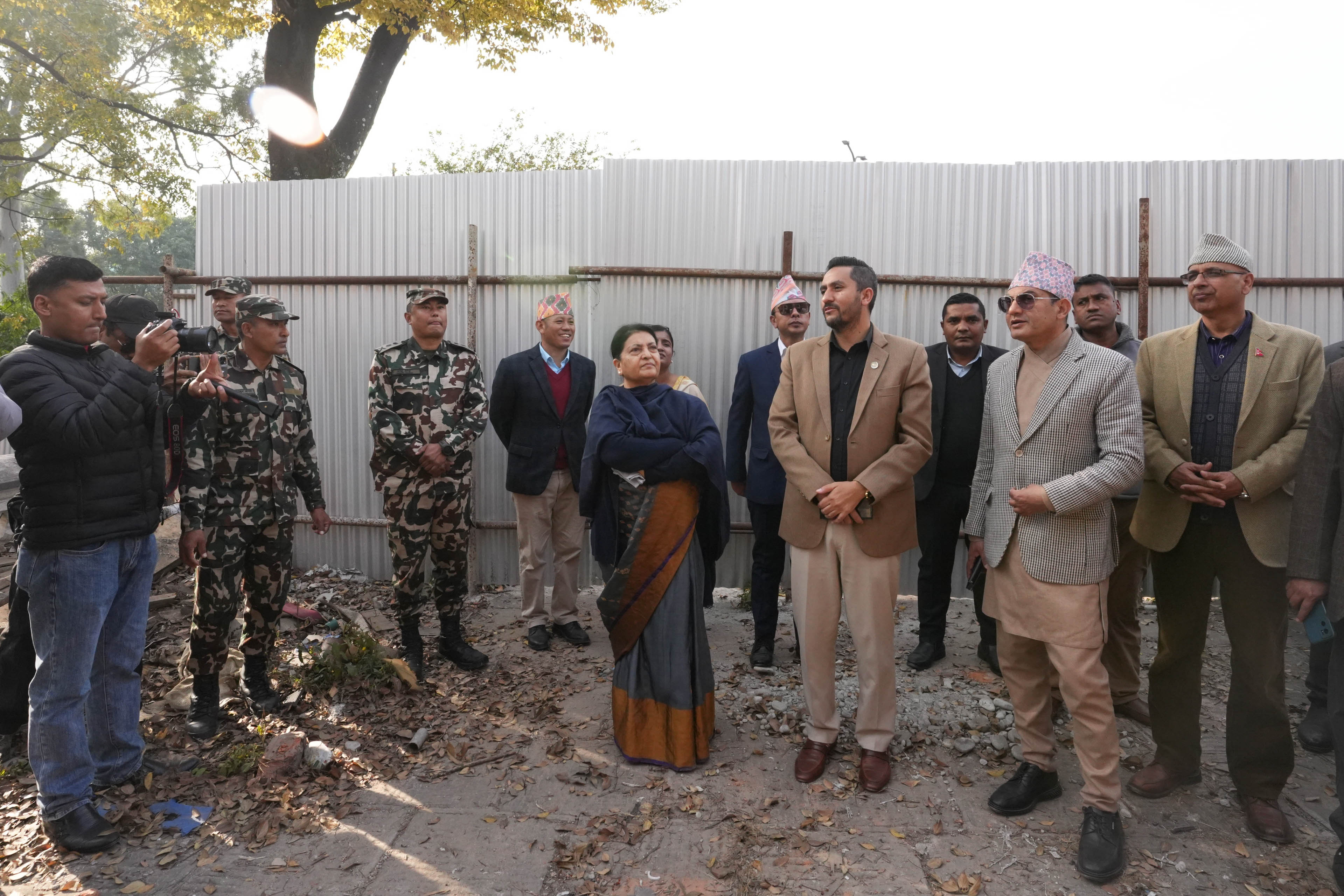 पूर्वराष्ट्रपति भण्डारीद्वारा आगजनीमा परेको सिंहदरबारको अवलोकन (तस्वीरहरू)