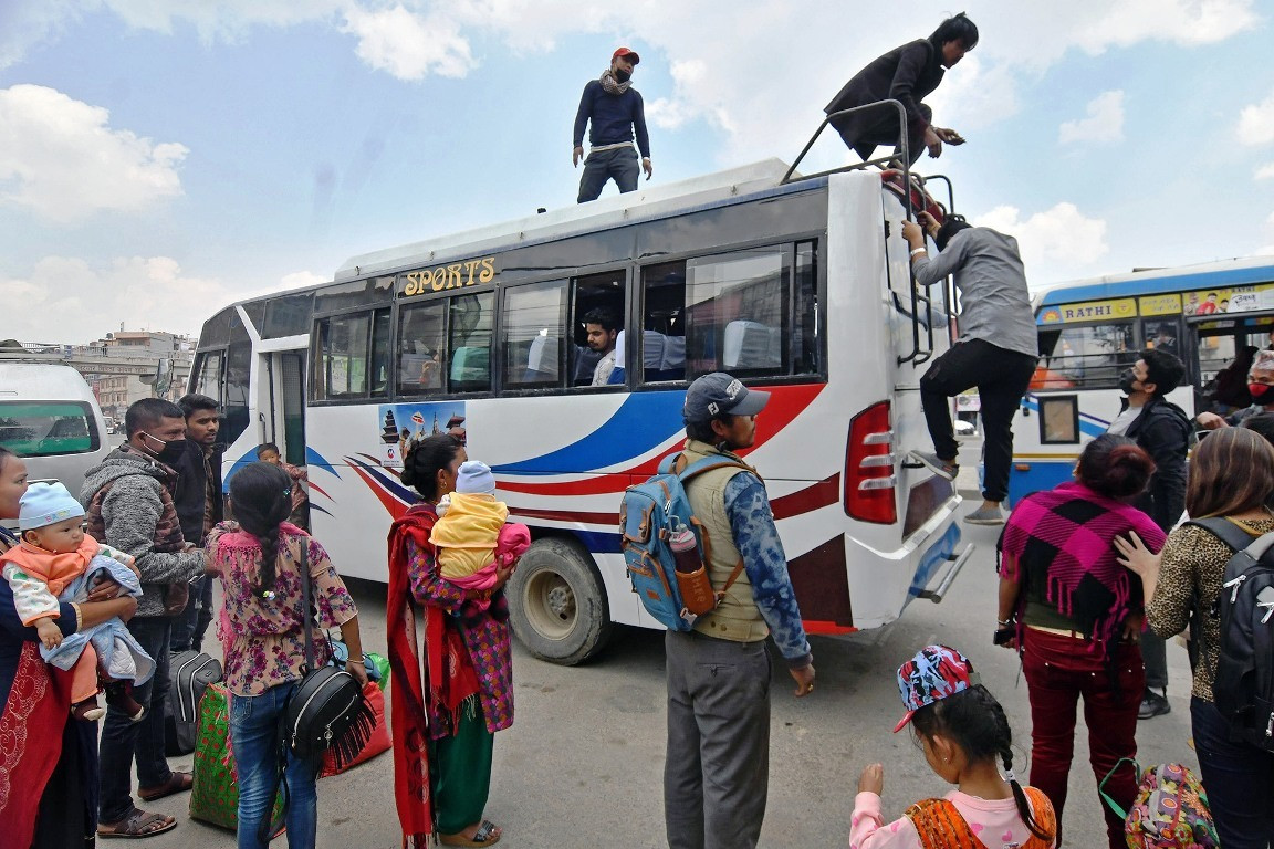 सार्वजनिक सवारीमा यात्रु काेचाकाेच, सरकार अझै जोरबिजोरमा