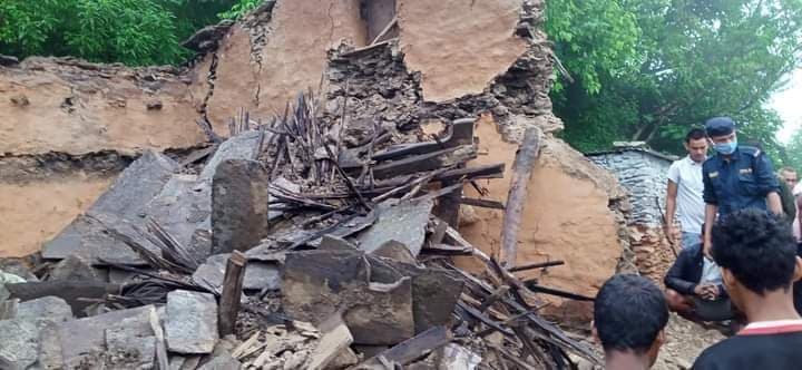 डोटीमा घर भत्किँदा एकै परिवारका ४ जनाको मृत्यु