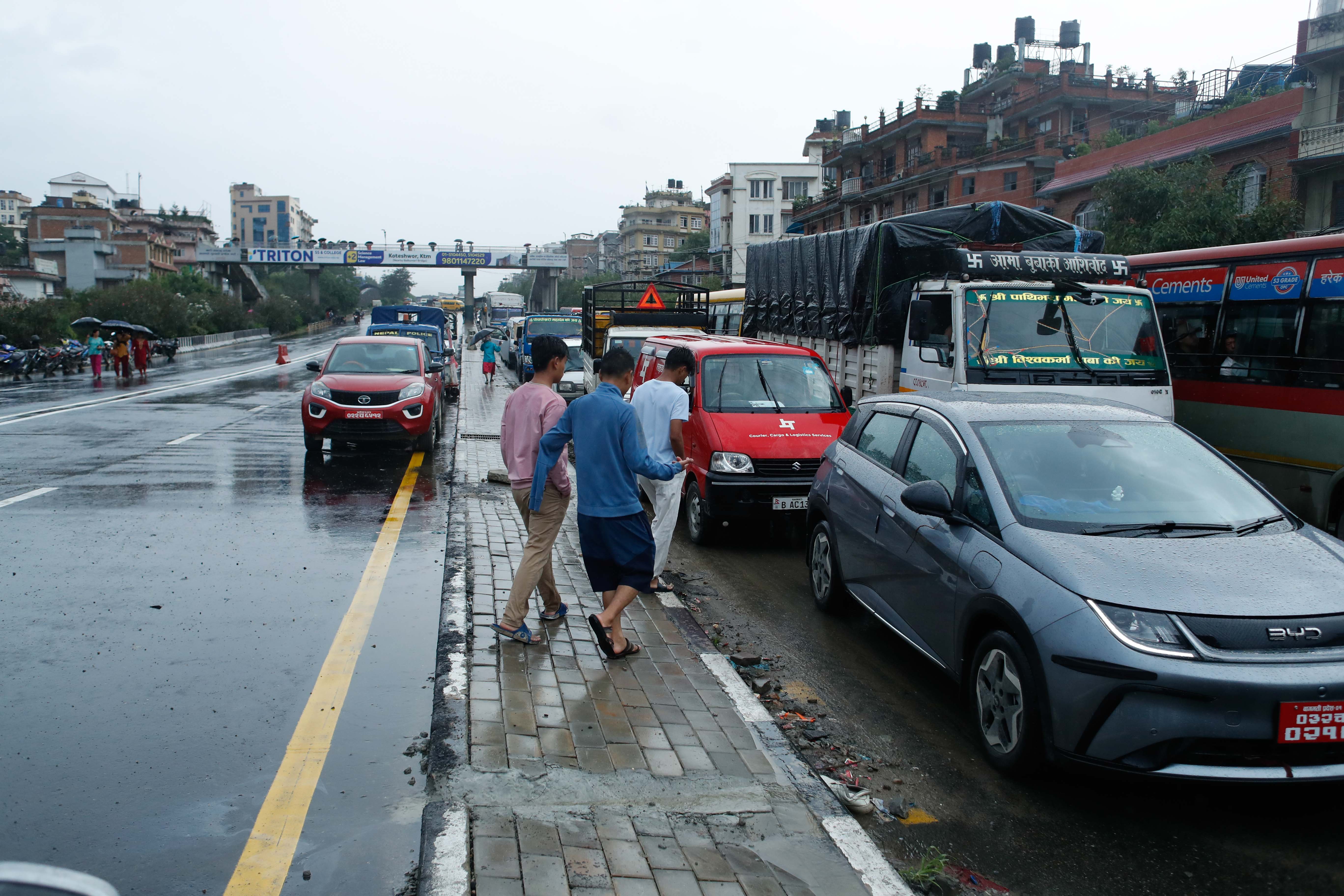 Gwarko-overpass_Traffic_Jam_-159-1750420698.jpg