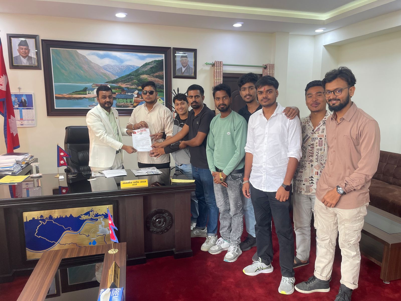 खानेपानीमन्त्री यादवलाई नेविसंघले बुझायो ज्ञापनपत्र,  भन्यो- मधेशको खडेरीलाई गम्भीर रूपमा नलिए आन्दोलन गर्छौं