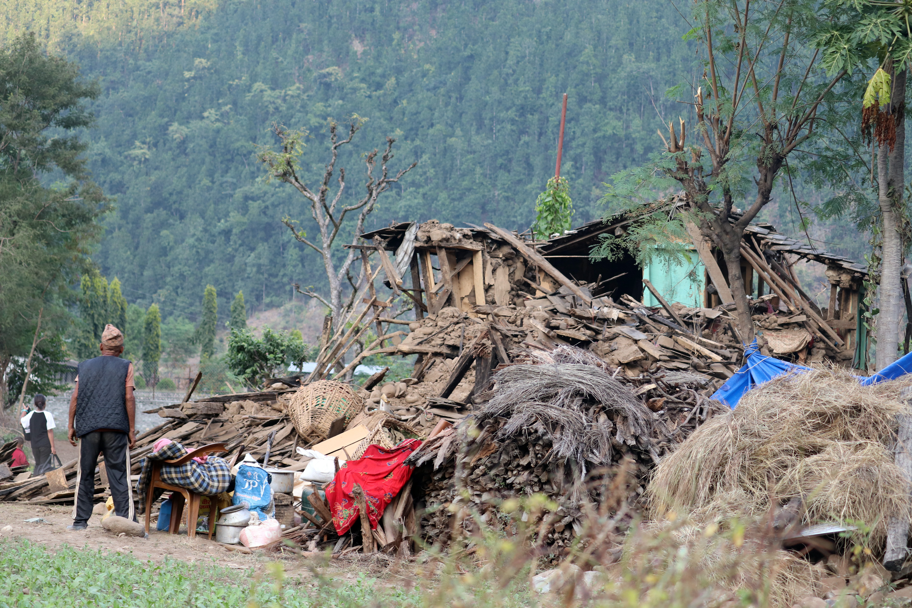 खुला चौरमा रात काटिरहेछन् भूकम्पपीडित भन्छन्- पानी आयो, ज्वरो आयो तर राहत आएन