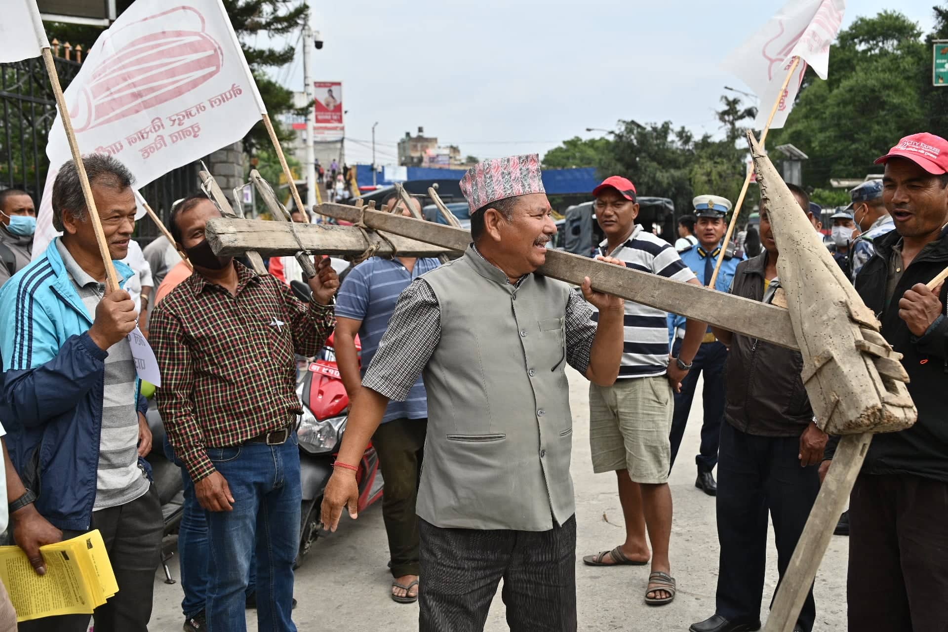 हलो बोकेर मल माग्न सडकमा ओर्लिए किसान