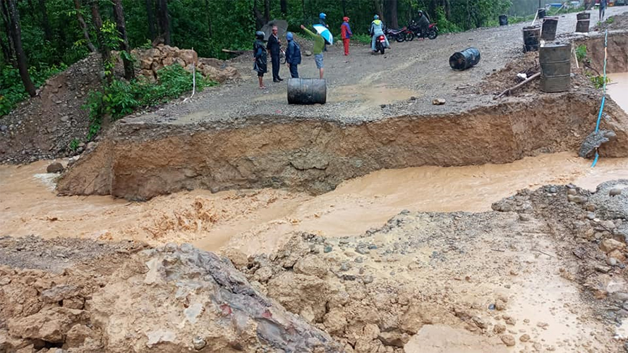 बाढीले डाइभर्सन बगायाे, पूर्वपश्चिम राजमार्गको नवलपुर खण्ड पूर्ण रूपमा अवरुद्ध