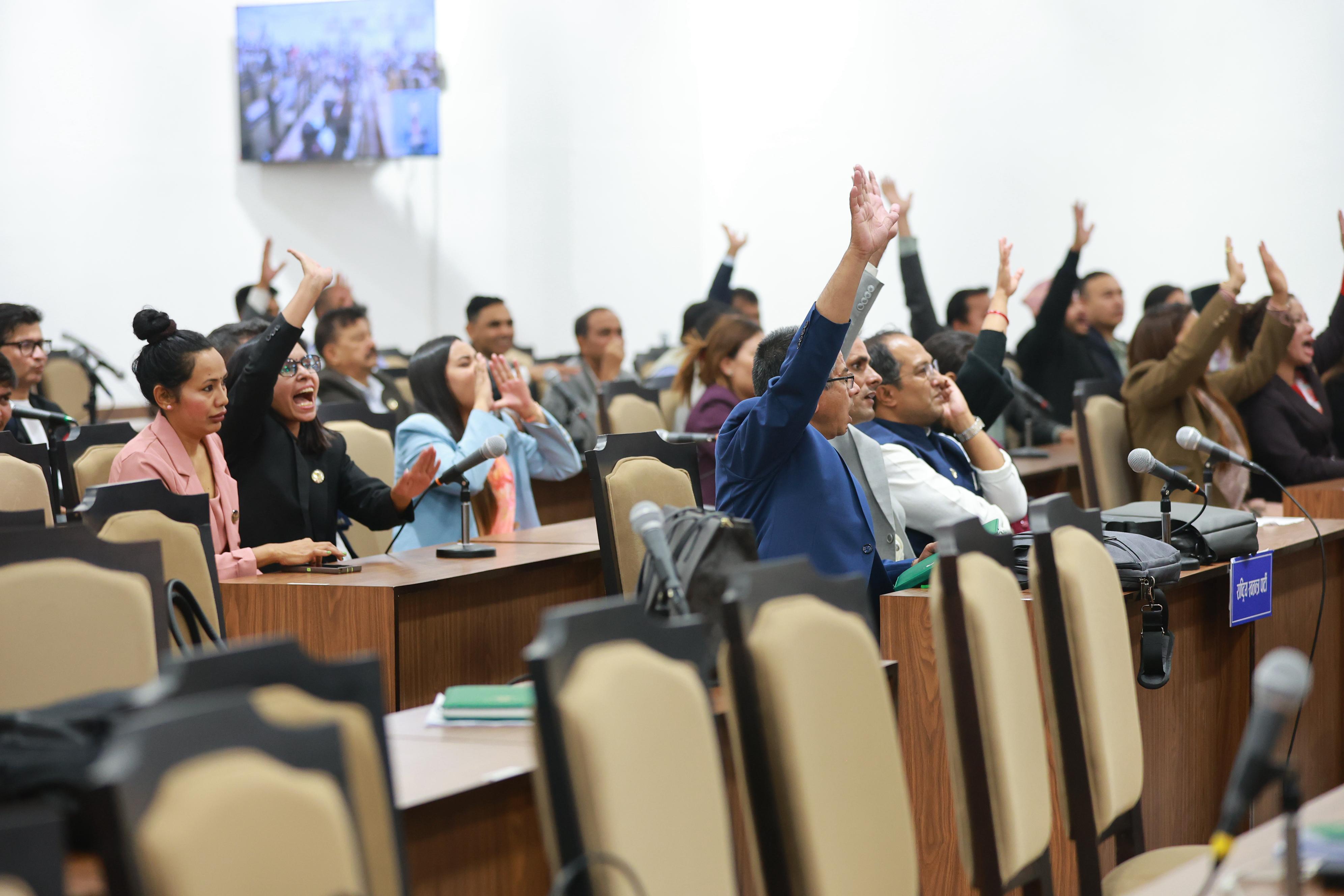 संसदको तेस्रो बैठक पनि पेलेरै चलाए सभामुख अर्यालले,  विपक्षीको नाराबाजी र  वेल घेराउ कायमै