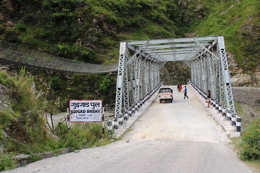 कतै जोखिम मोलेर खोला तर्दै स्थानीयवासी, कतै पुल प्रयोगविहीन