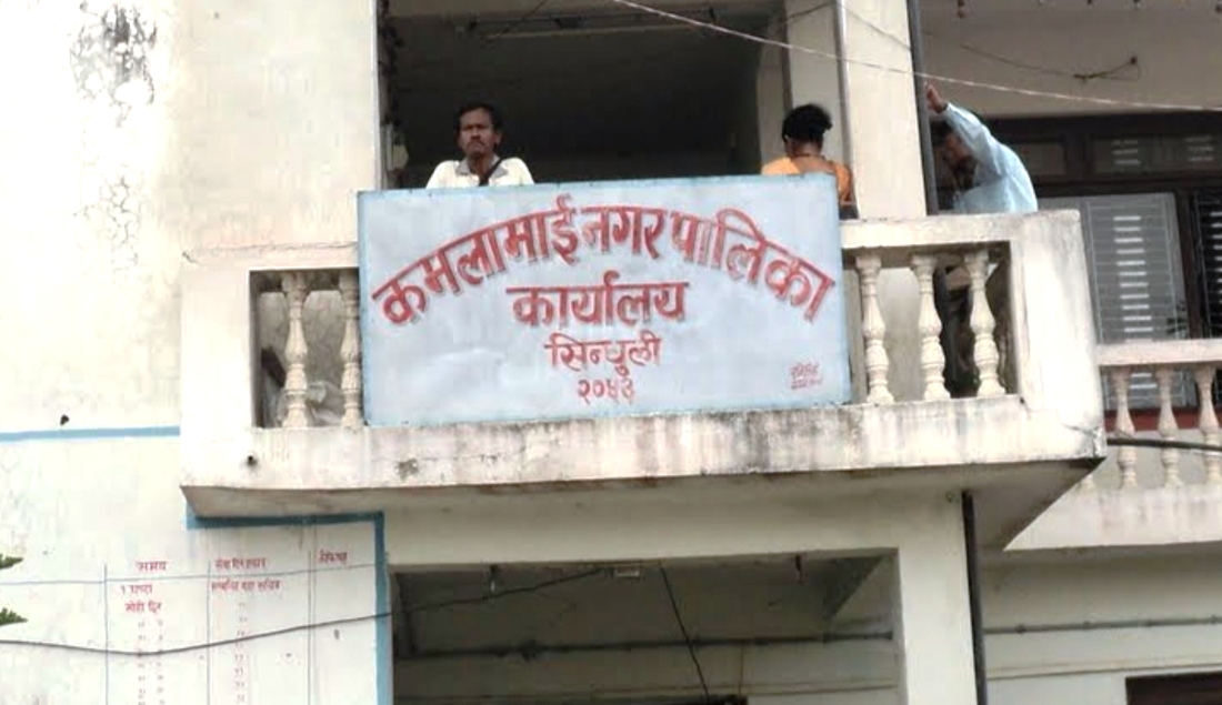 उधारोमै सामग्री जुटाएर आइसोलेसन भवन निर्माण