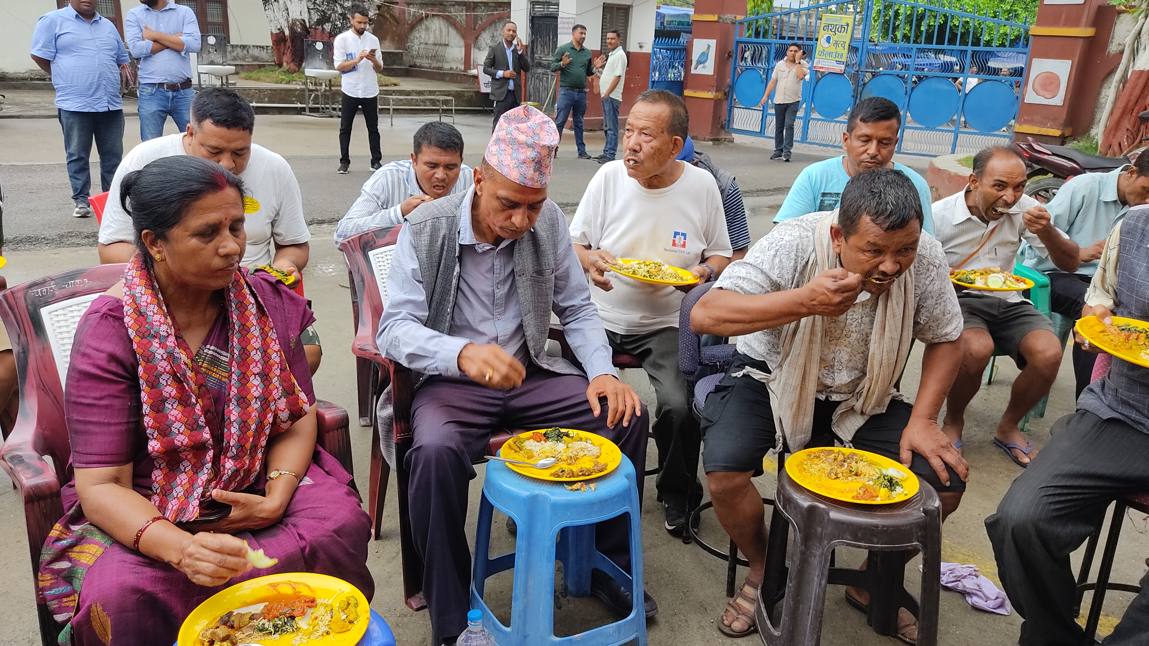 सरसफाइकर्मीसँग बुटवलका मेयर/उपमेयरको सहभोज