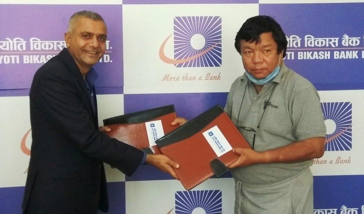 राष्ट्रिय आविष्कार केन्द्रलाई ज्योति विकास बैंककाे ८ लाख सहयोग