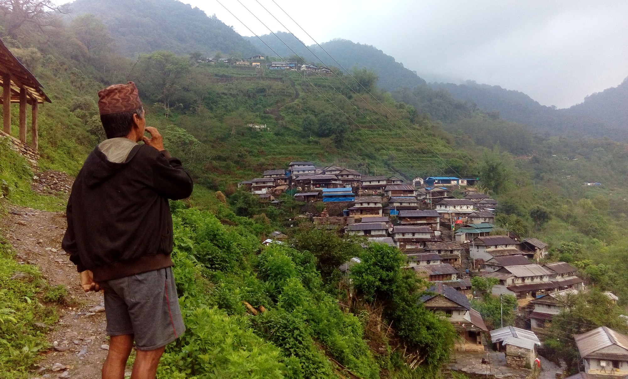 जब दिनबहादुर कराउँछन् तब गाउँलेका कान ठाडा हुन्छन्