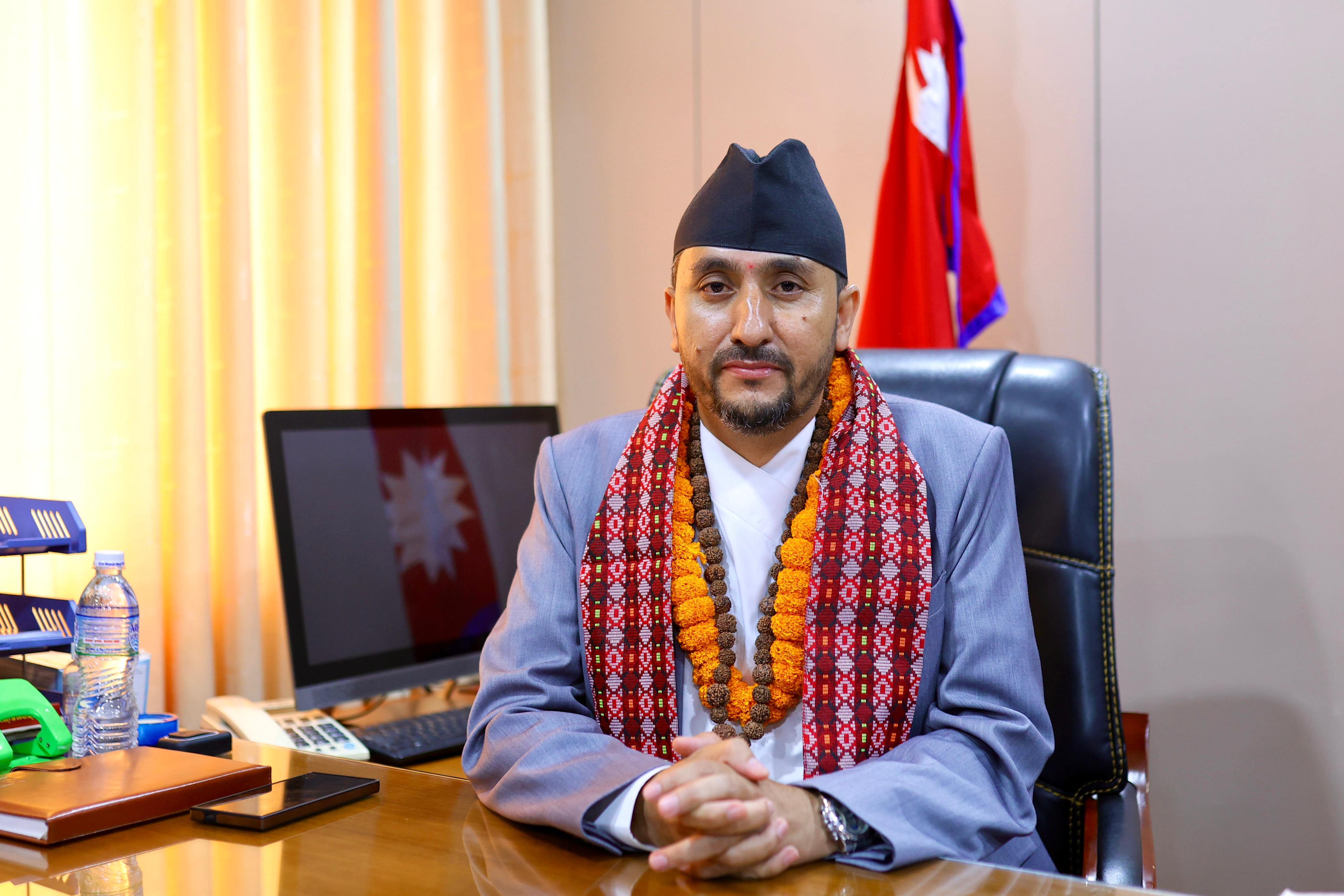पत्रकारिता गर्दागर्दै मन्त्रालय सम्हाल्न पुगेका जगदीश अब सरकारको हट सिटमा