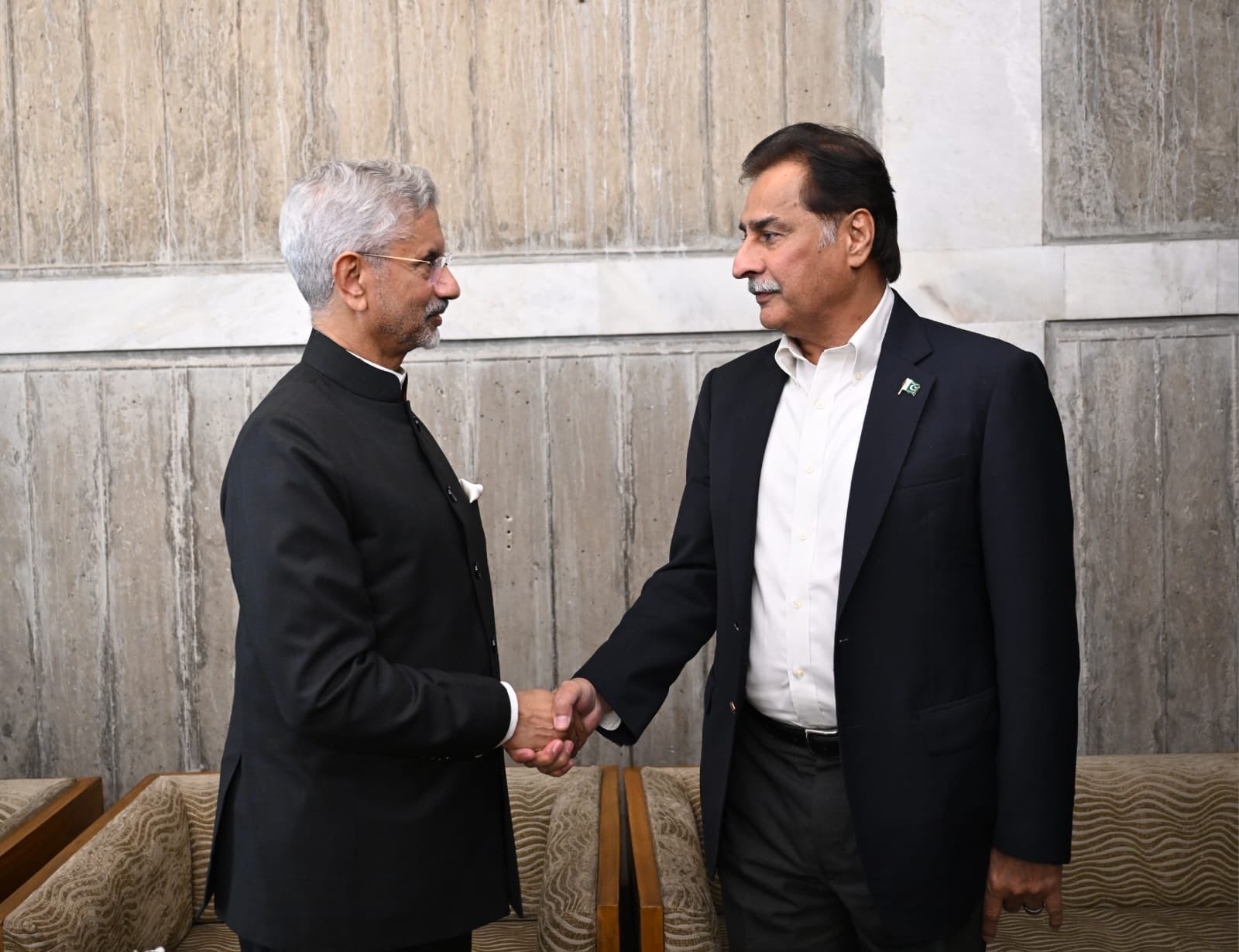 क्रिकेटरले ट्रफी लिएनन्, जयशंकरले पाकिस्तानी सभामुखसँग हात मिलाए (भिडियो)