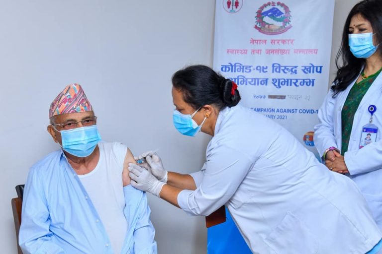 प्रधानमन्त्रीले लगाए कोरोना भाइरसविरुद्धको खोप