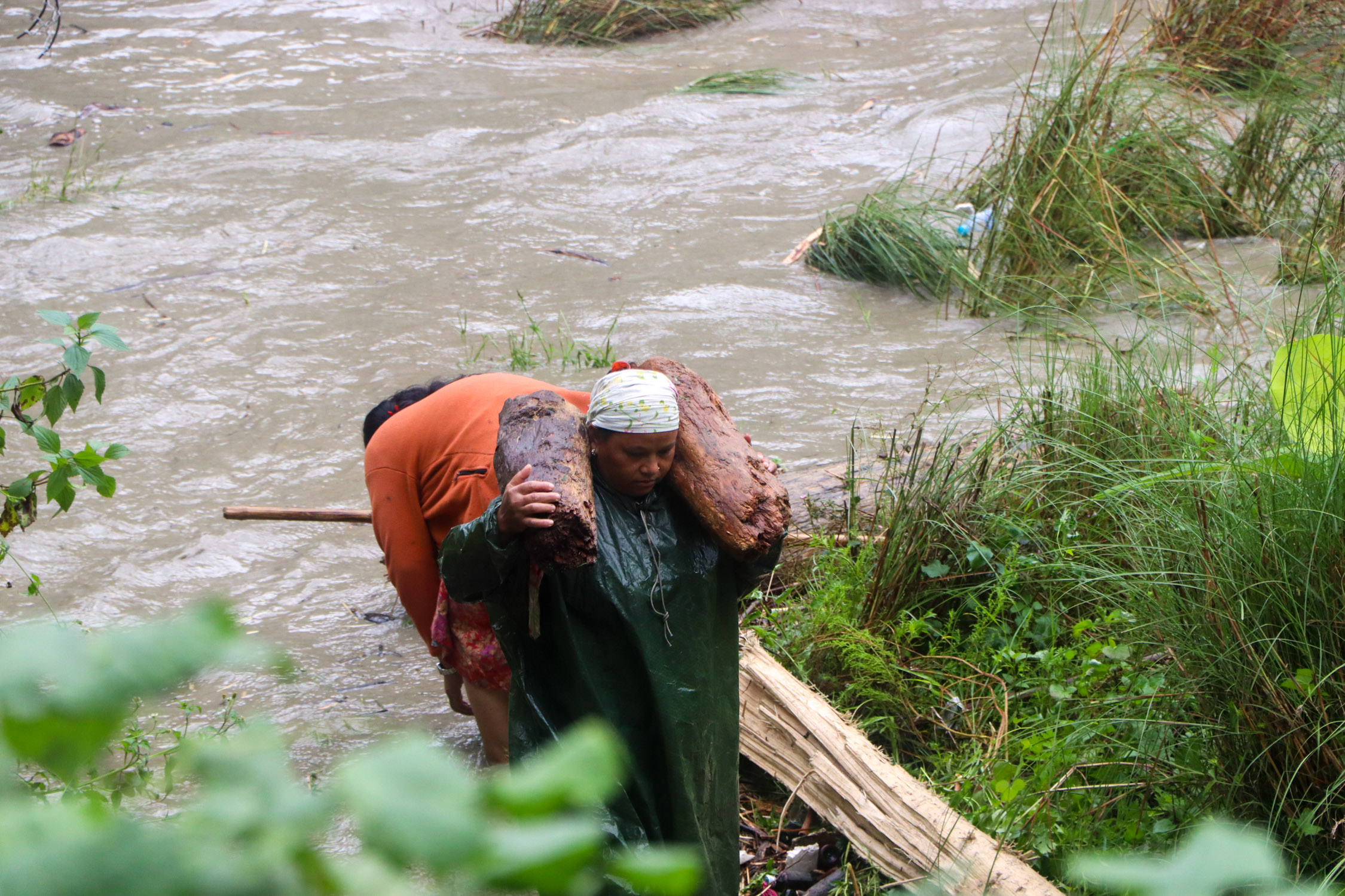 Kaligandaki-Wood-Collection-During-Flood_NPL-(1)-1790421888.JPG