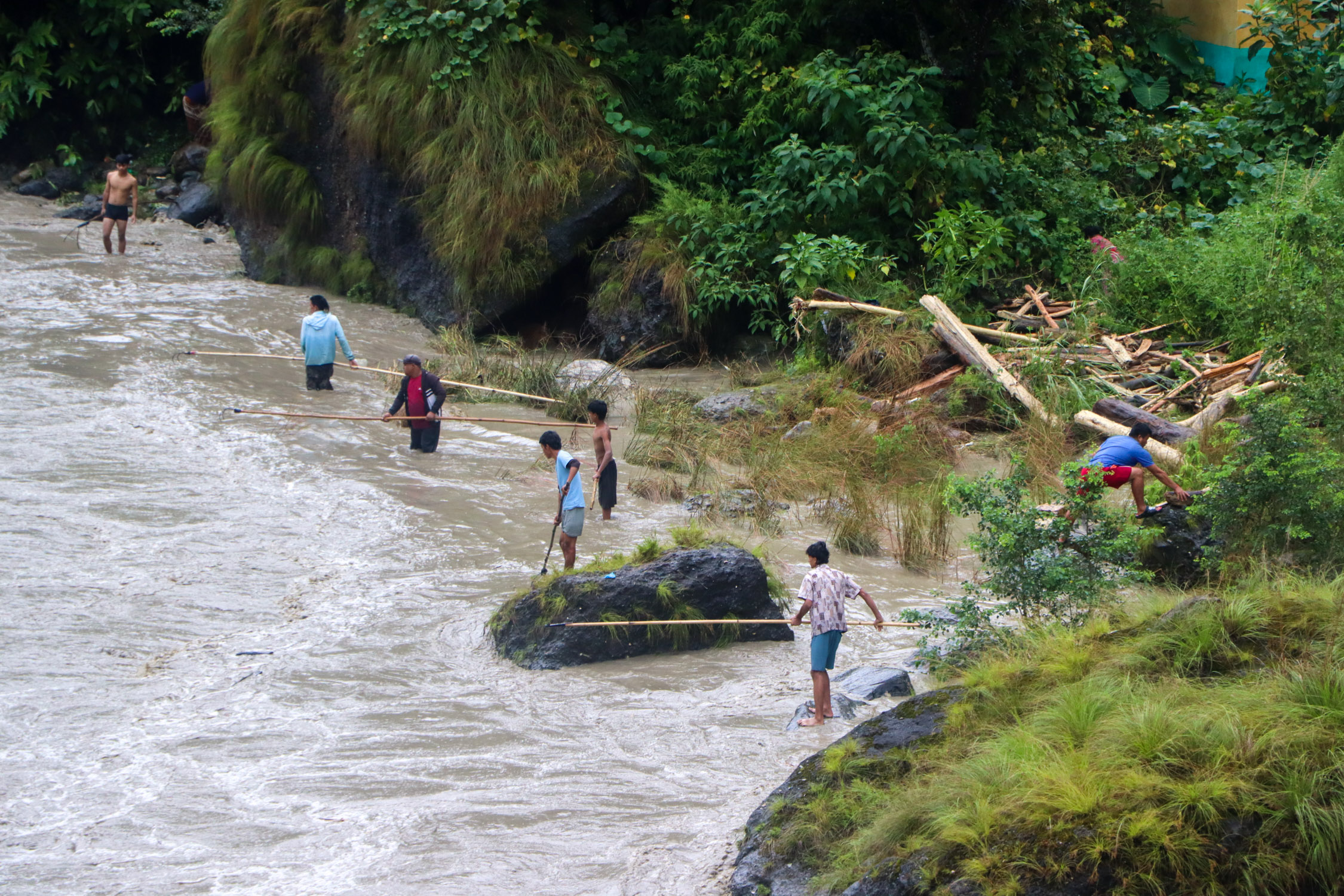 Kaligandaki-Wood-Collection-During-Flood_NPL-(17)-1790421891.JPG