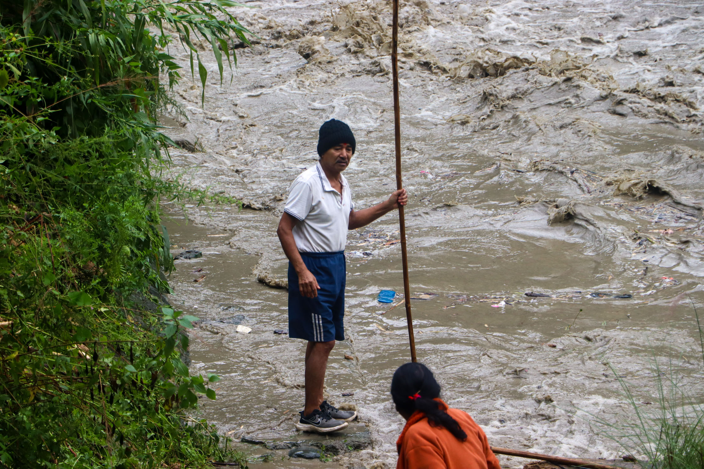 Kaligandaki-Wood-Collection-During-Flood_NPL-(2)-1790421888.JPG